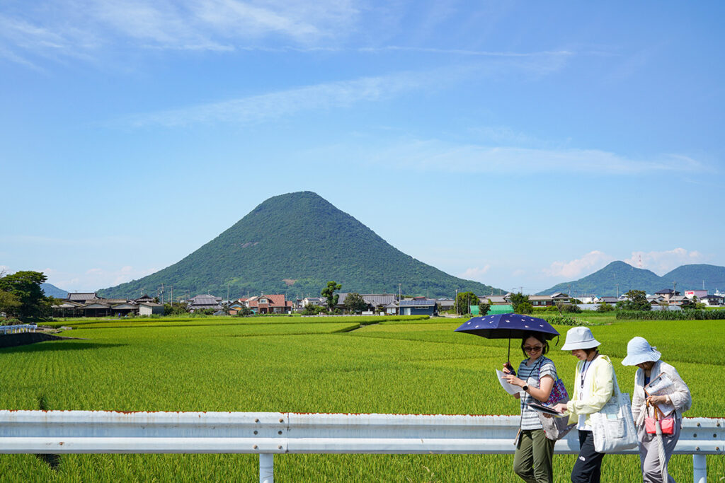 飯野山（いいのやま）の南側に広がる美しい田園風景。宇多津町を流れる大束川の上流の米どころは、地形や地質を利用し古代から人々の営みが作り出した風景ということがわかりました。普段見慣れた風景も地質や地形を読み解くと、新しい発見があります。