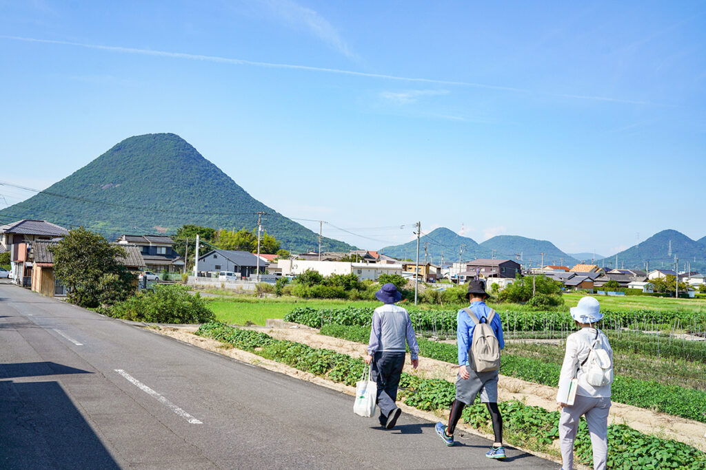 僅かな地形の変化を探りながら周辺を散策します。